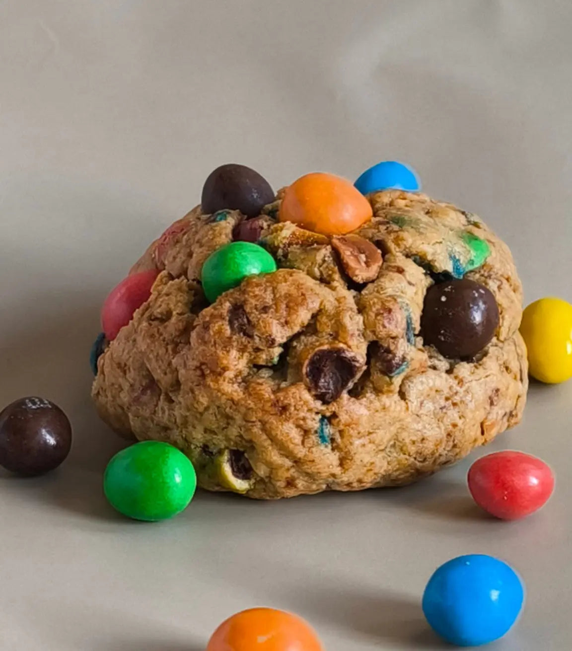 Cookie M&M's beurre de cacahuète de la marque My Store, avec des morceaux de M&M's et une texture moelleuse.
