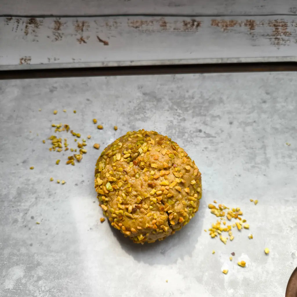 Biscuits à la pistache Le Pistachio de My Store, vue en gros plan, avec texture croustillante et garniture de pistaches entières.