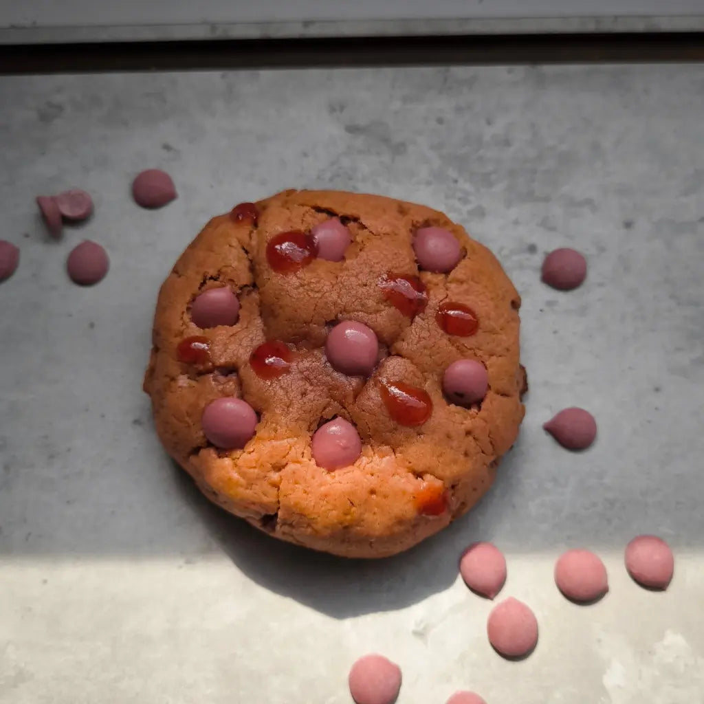Cookie Pinkie Velvet de My Store avec garniture rose et texture velours, présenté en image claire et attrayante.