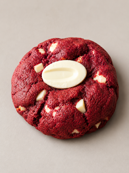 Cookie Velvet Pearl de Remy Cake, biscuit rouge velours avec chocolat blanc, visible avec une texture moelleuse et garniture élégante.